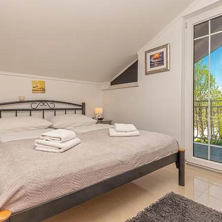 Two-bedroom In Ferienhaus Kijevo