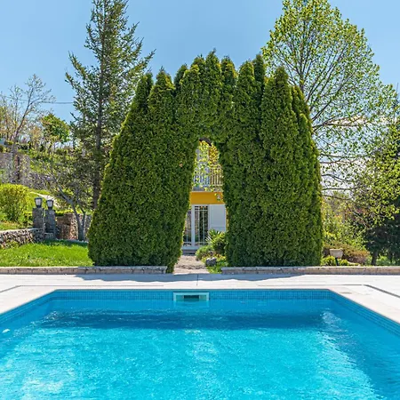 Two-bedroom In Ferienhaus Kijevo