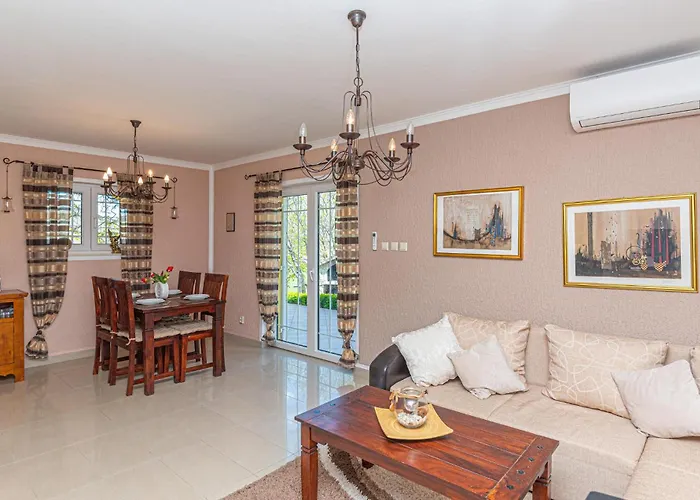 Vakantiehuis Two-bedroom In Kijevo